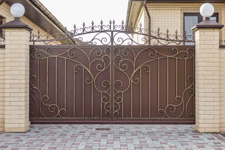 Portail en fer à Marimas